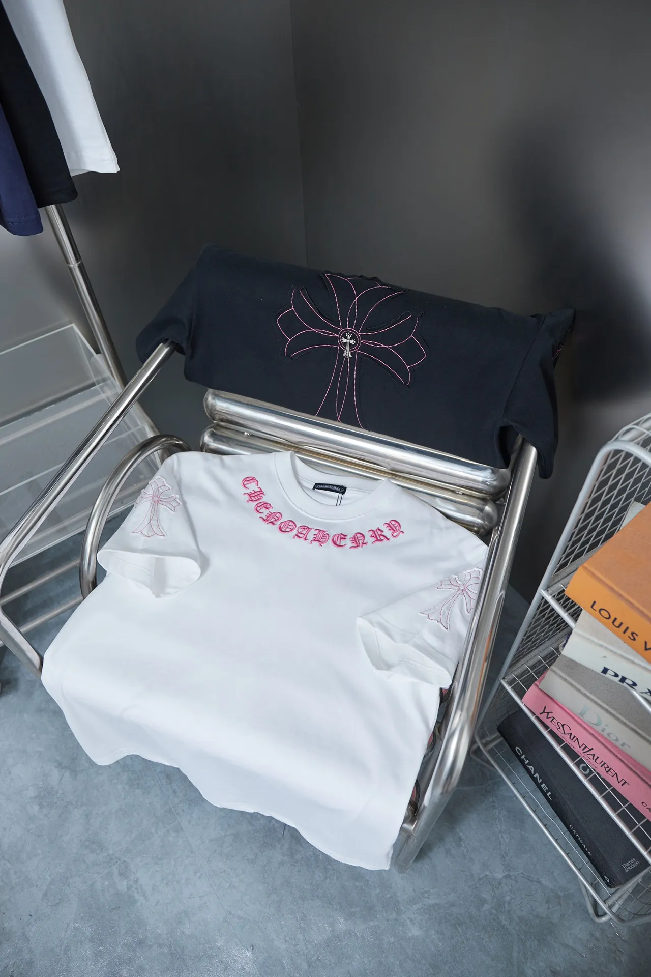 🅿️200 Ch*ome Hearte 25SS early spring new style, appliqué embroidered heart cross short sleeves, light luxury, essential item for daily commuting for men and women, correct version, welcome to compare, detailed features · 320g 100% pure cotton double yarn jersey fabric · Custom dyed in the same vat, special thickened 32 pieces double-strand 1X1 thread · Imported Tajima machine embroidery tatami embroidery ➕This cloth patch embroidery · Collar, cuffs, and hem hand-worn craftsmanship · Double-needle stitching across seams · Original main mark, washed tag, branded moisture-proof paper packaging Color: Black/White Size: S/M/L/XL
